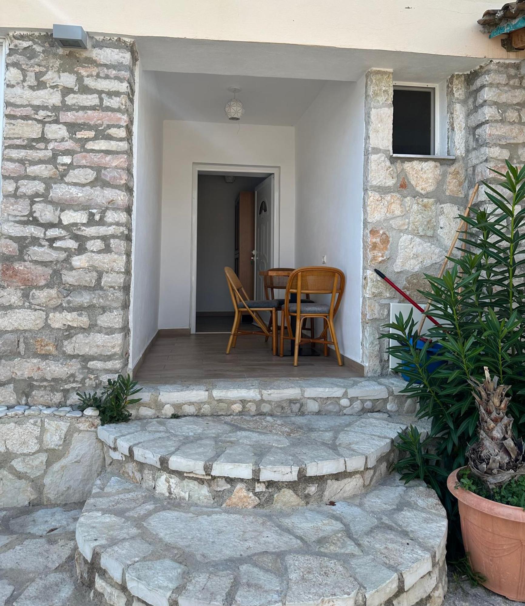 Jona Apartman *